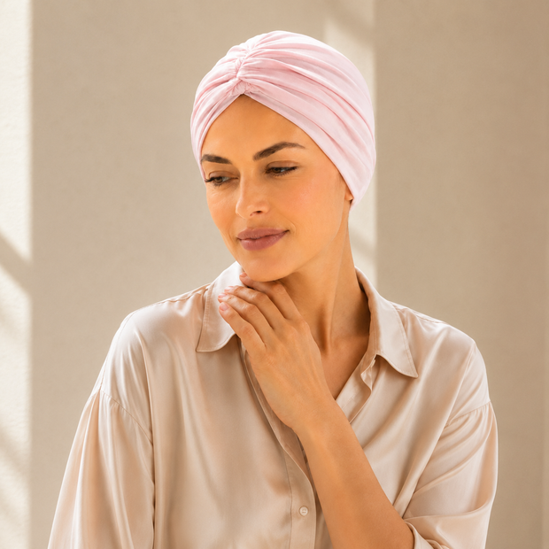 Mannequin portant le turban de chimiothérapie rose Myra
