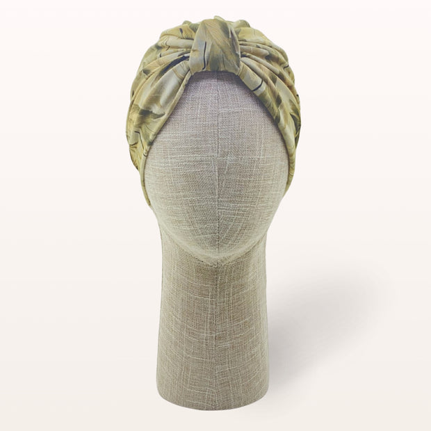 Turban de chimiothérapie Naïa en coton doux à motif végétal dans les tons sable, beige et kaki - vue de face