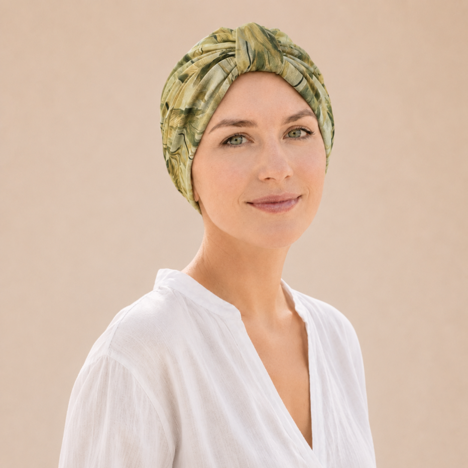 Turban de chimiothérapie vert en coton porté par un mannequin de face
