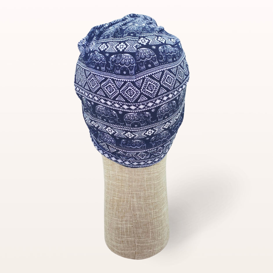 Turban de chimiothérapie Nélya en coton doux motifs ethniques noir et blanc - vue de dos