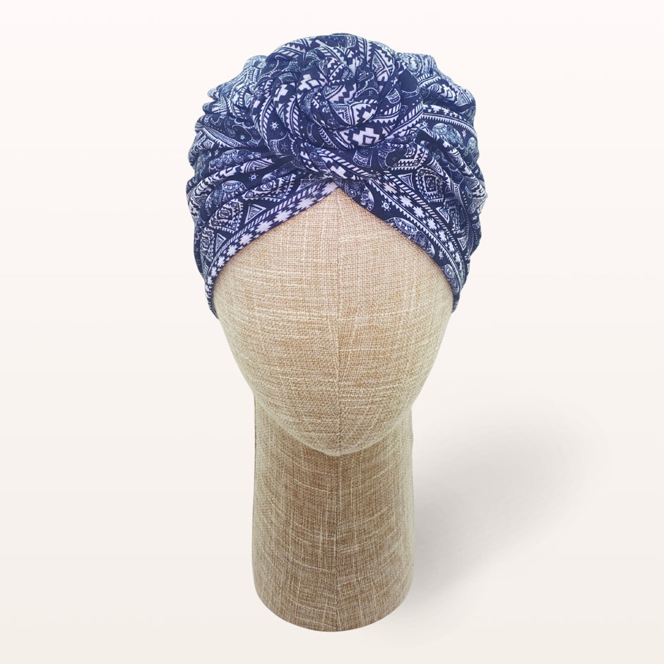 Turban de chimiothérapie Nélya en coton doux motifs ethniques noir et blanc - vue de face