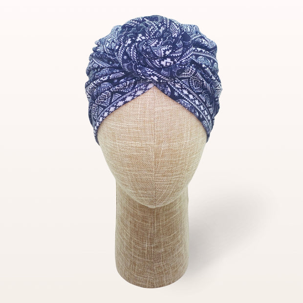 Turban de chimiothérapie Nélya en coton doux motifs ethniques noir et blanc - vue de face