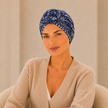 Turban de chimiothérapie ethnique porté par un mannequin