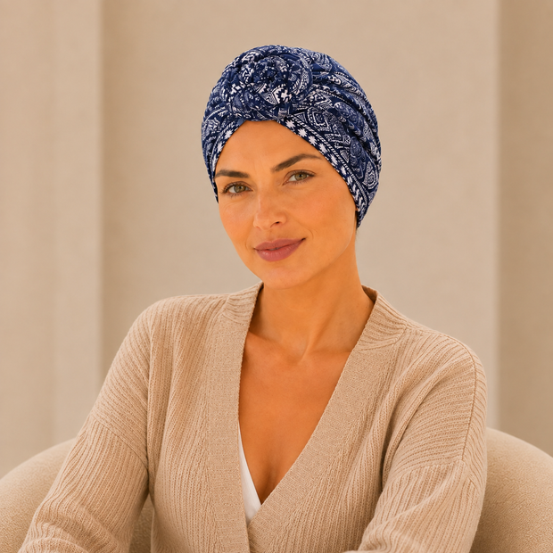 Turban de chimiothérapie ethnique porté par un mannequin