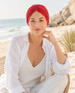 Turban de chimiothérapie Rubis en coton doux couleur rouge porté par un mannequin de face