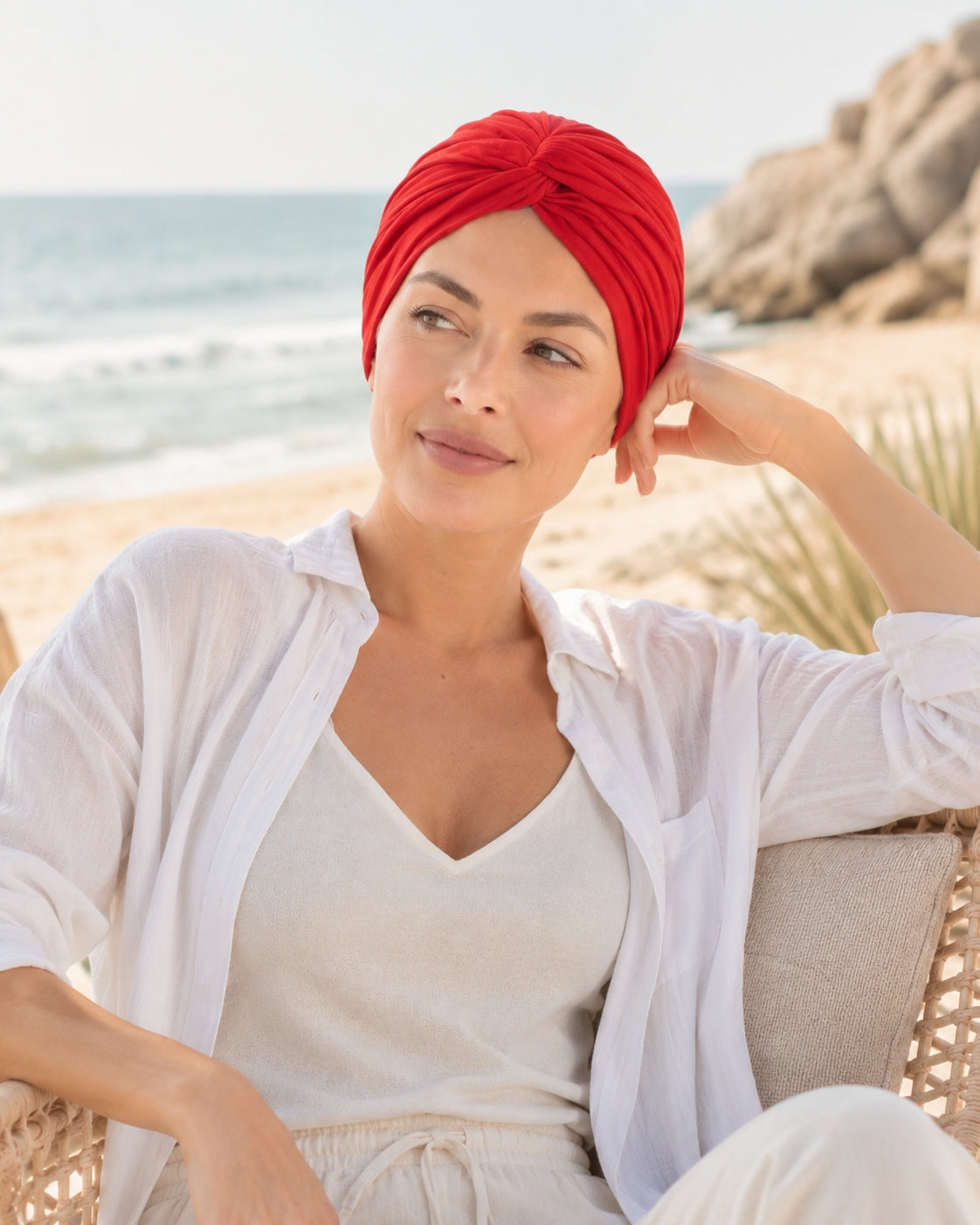 Turban de chimiothérapie Rubis en coton doux couleur rouge porté par un mannequin de profil