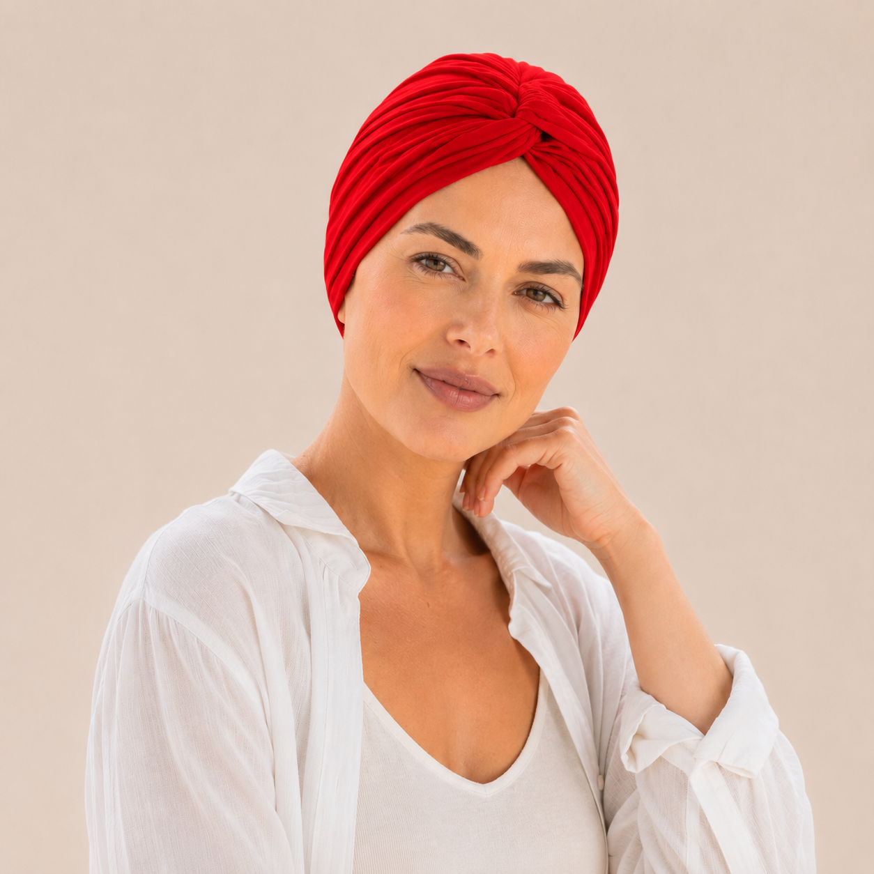 Turban de chimiothérapie rouge en coton Rubis porté par un mannequin de face