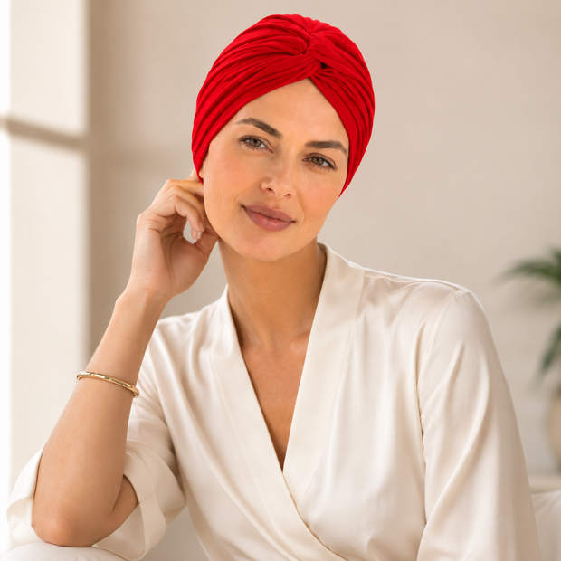 Mannequin portant le turban de chimiothérapie rouge Rubis