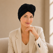 Turban de chimiothérapie noir porté par un mannequin