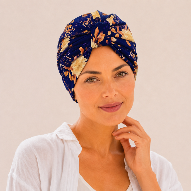 Turban de chimiothérapie en coton fleuri porté par un mannequin de face