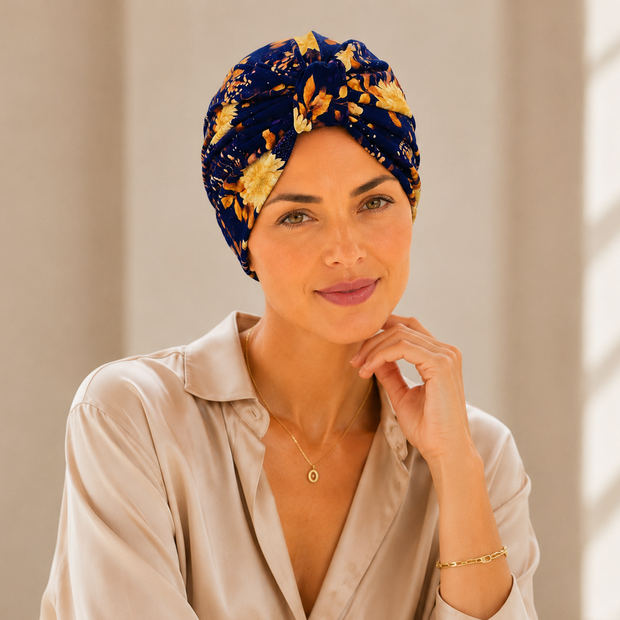 Turban de chimiothérapie noir et fleuri en coton porté par un mannequin