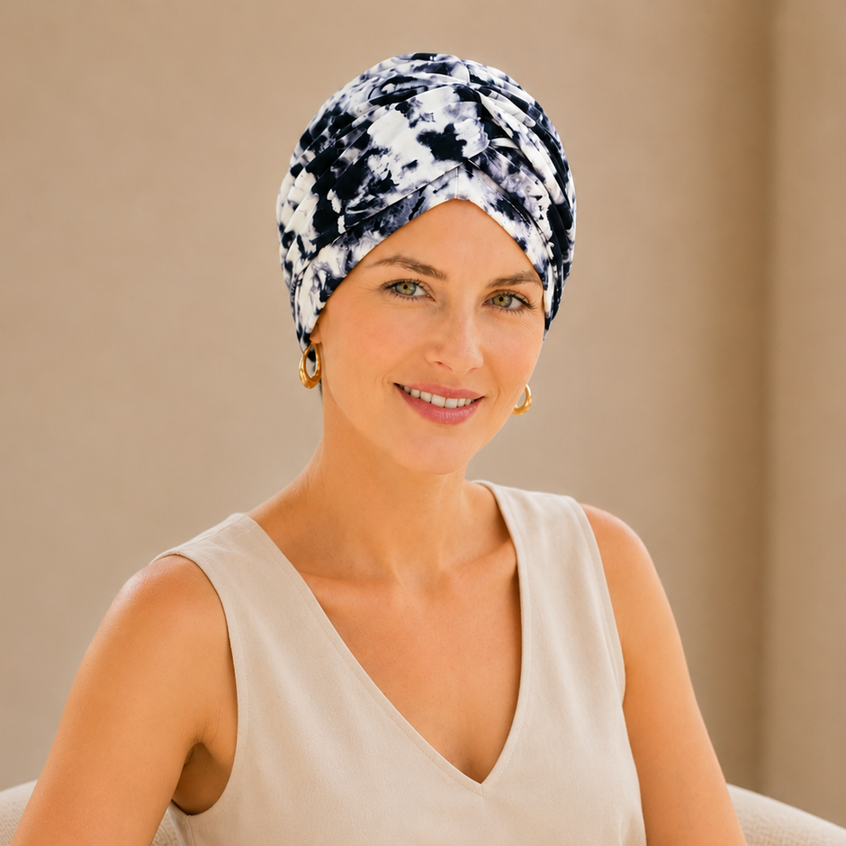 Turban de chimiothérapie noir et blanc en coton porté par un mannequin