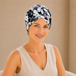 Turban de chimiothérapie noir et blanc en coton porté par un mannequin