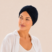 Turban de chimiothérapie noir en coton porté par un mannequin de face