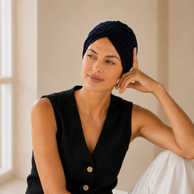 Turban de chimiothérapie noir en coton Sylvia porté par une femme