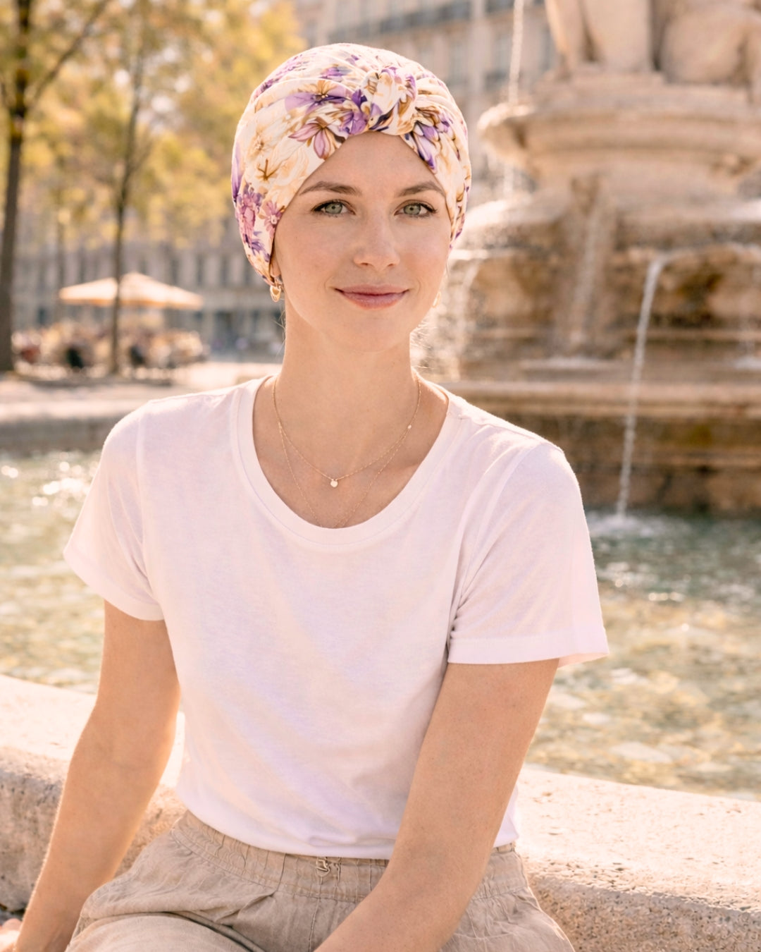 Turban de chimiothérapie Aelis à motif fleuri porté par une femme de face