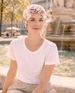 Turban de chimiothérapie Aelis à motif fleuri porté par une femme de face