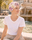 Turban de chimiothérapie Aelis en coton doux à motif fleuri porté par un mannequin de profil